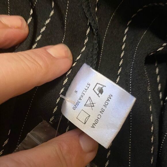 *NWOT stunning Black wrap top w/ fancy balloon sleeves. Perfect LBT versa… - Picture 9 of 9